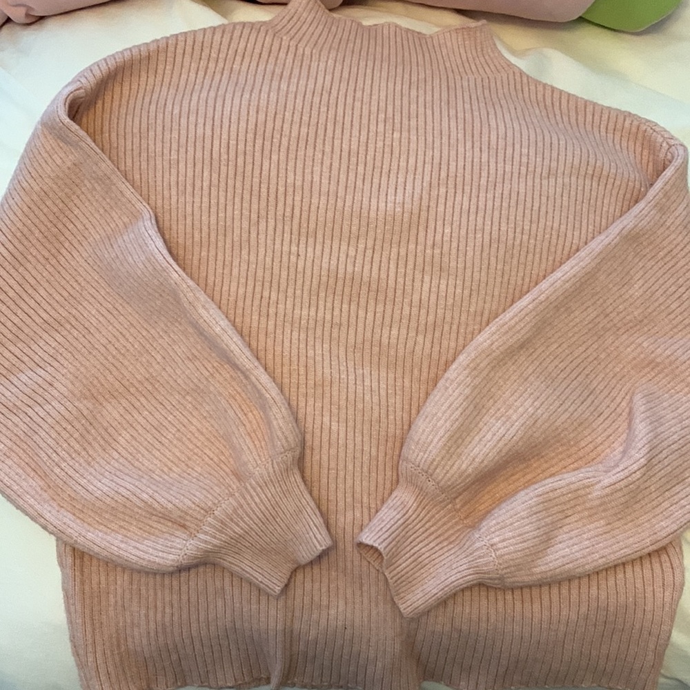 Little pink sweater with full sleeves